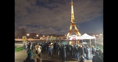 شعار زن، زندگی، آزادی بر فراز برج ايفل پاریس