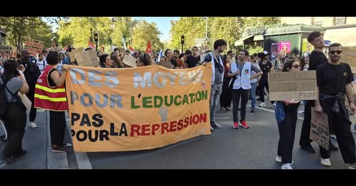 گزارشی از تظاهرات عظیم پاریس در همبستگی با جنبش دانش آموزان فرانسه